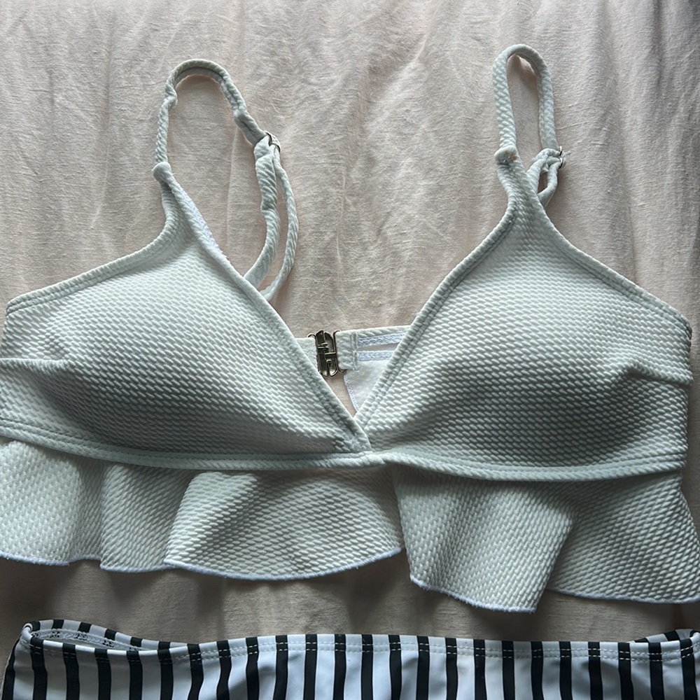 SHEIN Ruffle Top Bikini - Picture 3 of 9